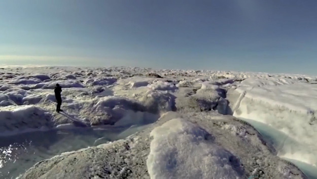 La «neige noire» du Groenland inquiète de plus en plus les scientifiques