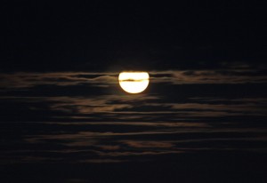 Lune dans les nuages