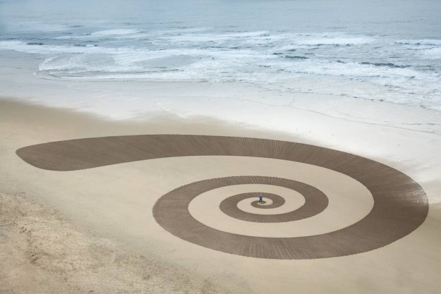 Dessins impressionnants sur le sable