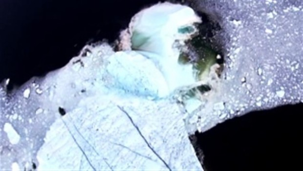 Images spectaculaires d’un iceberg qui se désagrège au large du Labrador
