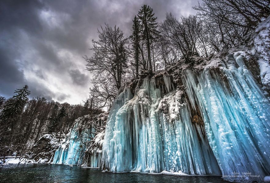 Les-magnifiques-cascades-gelees-des-lacs-de-Plitvice-par-Tamas-Toth-3