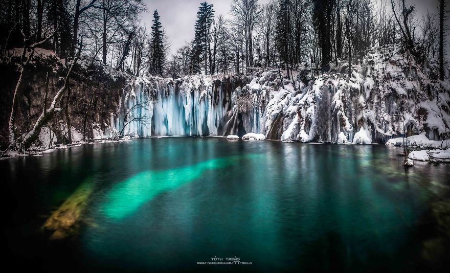 Les-magnifiques-cascades-gelees-des-lacs-de-Plitvice-par-Tamas-Toth-5