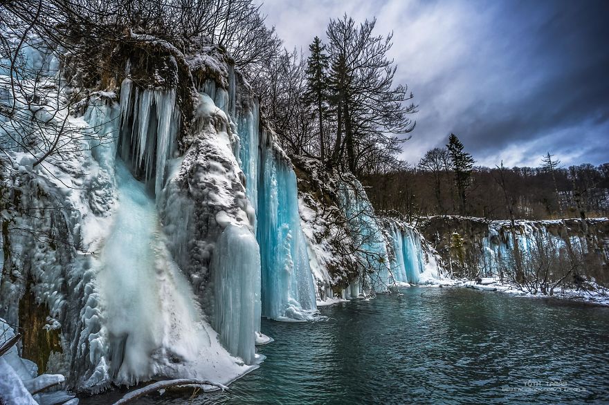 Les-magnifiques-cascades-gelees-des-lacs-de-Plitvice-par-Tamas-Toth-6