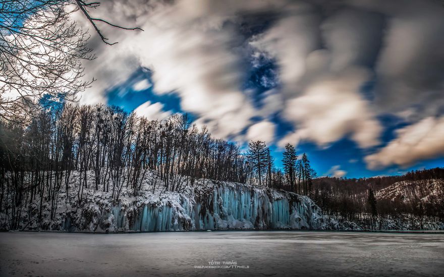 Les-magnifiques-cascades-gelees-des-lacs-de-Plitvice-par-Tamas-Toth-7