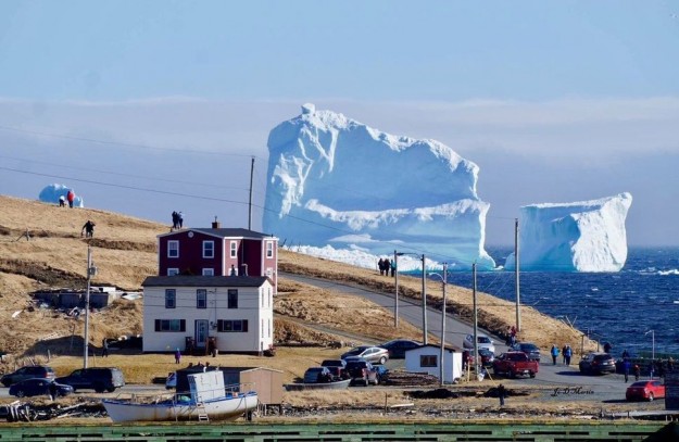 Un iceberg géant sur la côte de Terre-Neuve