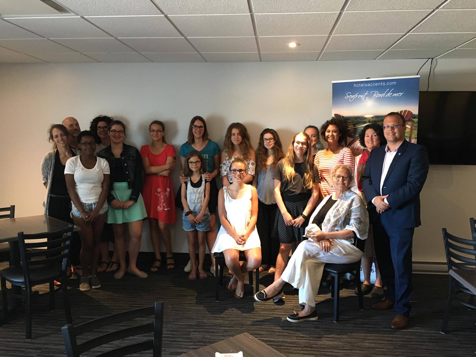 Causerie d'Aurélie Laflamme : quelques participants à la causerie en compagnie d'India Desjardins, présidente d'honneur.