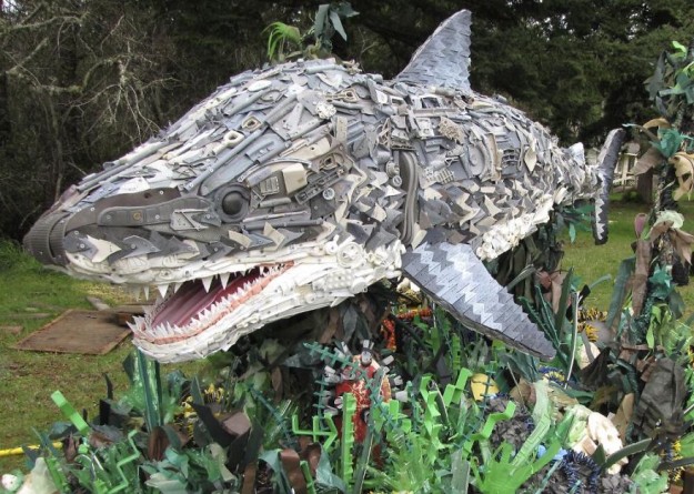 États-Unis : Les déchets trouvés sur les plages se transforment en sculptures géantes