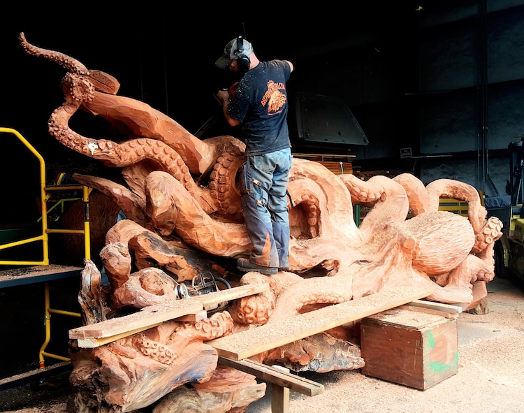 une-fabuleuse-sculpture-de-pieuvre-dans-un-tronc-de-sequoia-par-Jeffrey-Michael-Samudosky-11