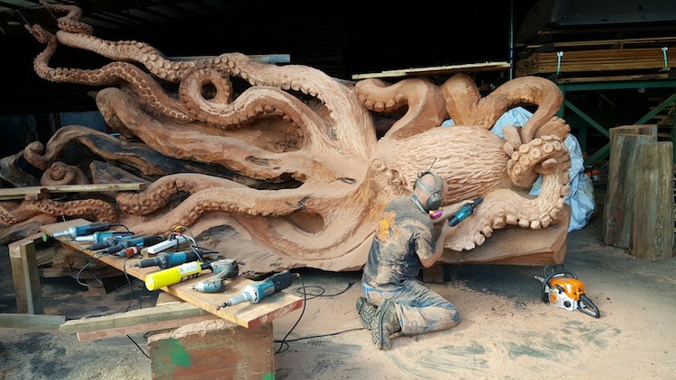 une-fabuleuse-sculpture-de-pieuvre-dans-un-tronc-de-sequoia-par-Jeffrey-Michael-Samudosky-12