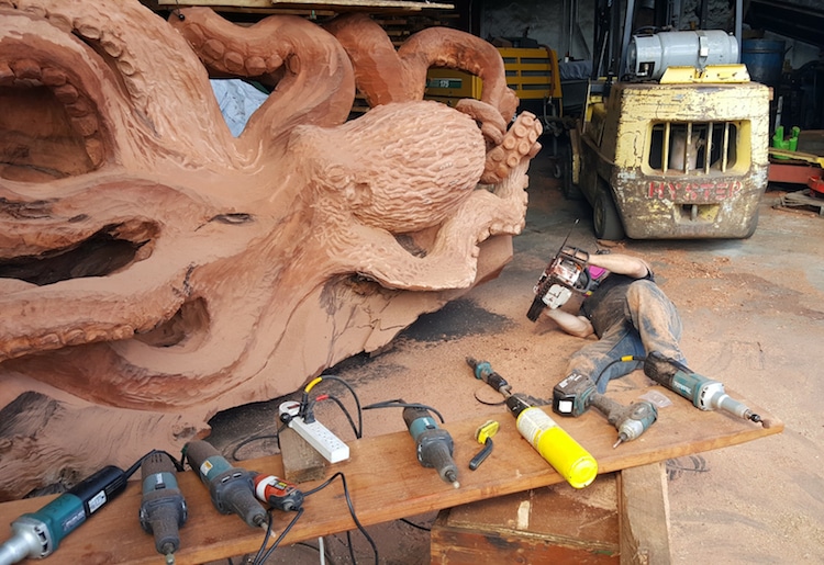 une-fabuleuse-sculpture-de-pieuvre-dans-un-tronc-de-sequoia-par-Jeffrey-Michael-Samudosky-15