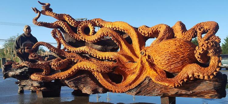 une-fabuleuse-sculpture-de-pieuvre-dans-un-tronc-de-sequoia-par-Jeffrey-Michael-Samudosky-2
