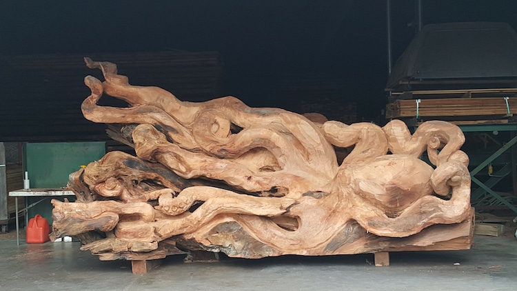 une-fabuleuse-sculpture-de-pieuvre-dans-un-tronc-de-sequoia-par-Jeffrey-Michael-Samudosky-9