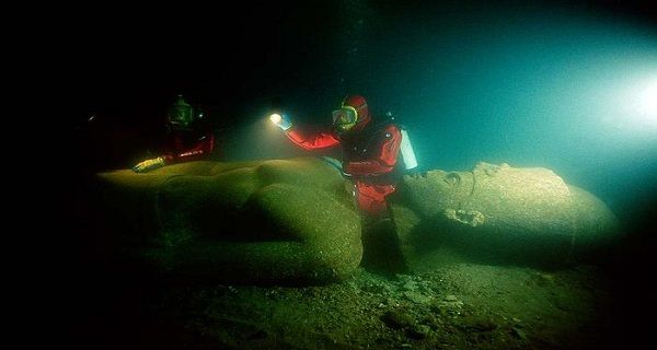 Des plongeurs ont découvert l’ancienne cité d’Héracléion au large de la baie d’Aboukir