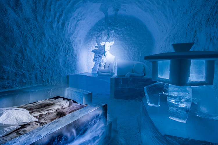 Le-celebre-hotel-de-glace-suedois-Icehotel-est-desormais-ouvert-365-jours-par-an-11