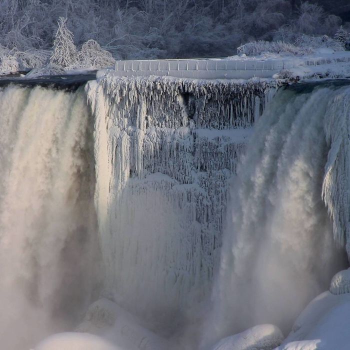frozen-niagara-falls-17-5a4b80c738900__700
