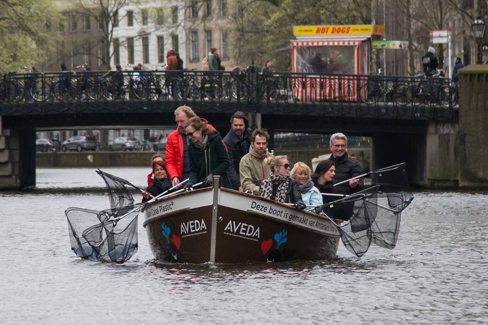 Les déchets des canaux d’Amsterdam transformés en meubles