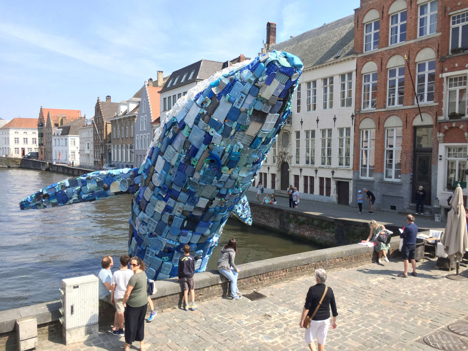 Bruges : Une baleine géante de 5 tonnes de plastique pour lutter contre la pollution