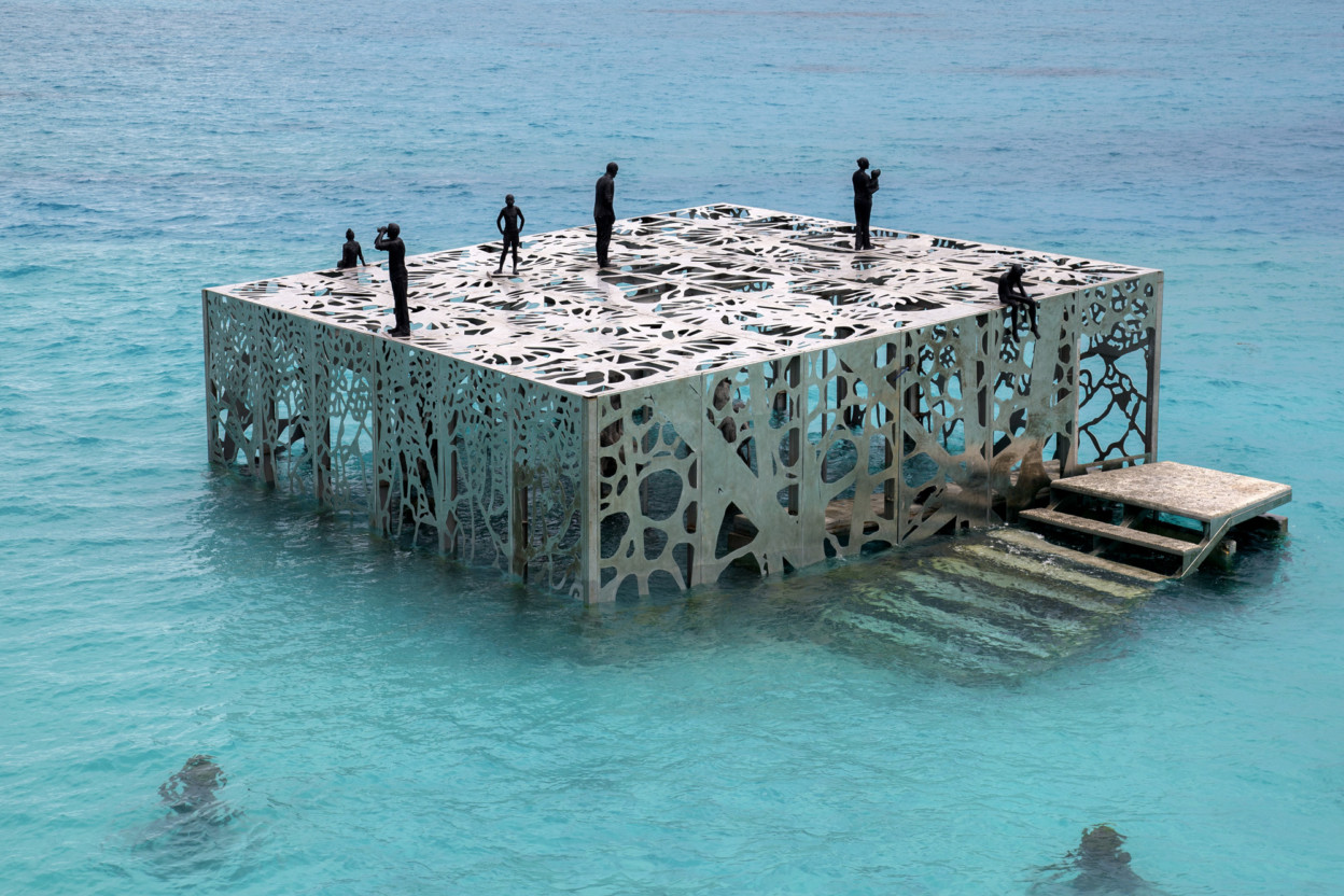 Le-Coralarium-une-installation-sculpturale-semi-immergee-aux-Maldives-2