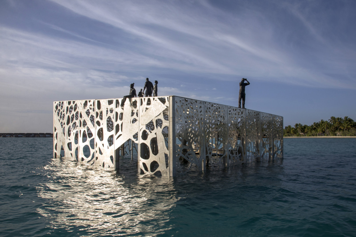 Le-Coralarium-une-installation-sculpturale-semi-immergee-aux-Maldives-3