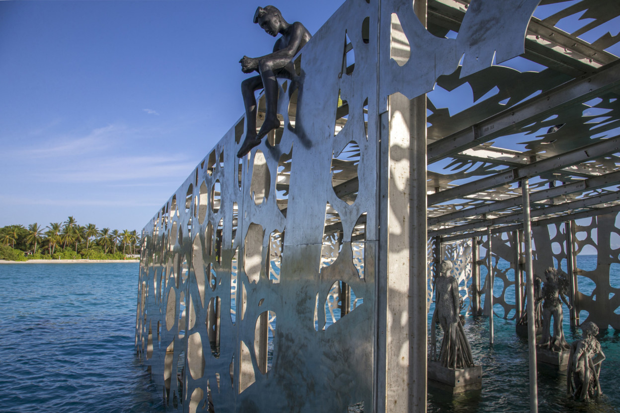 Le-Coralarium-une-installation-sculpturale-semi-immergee-aux-Maldives-4