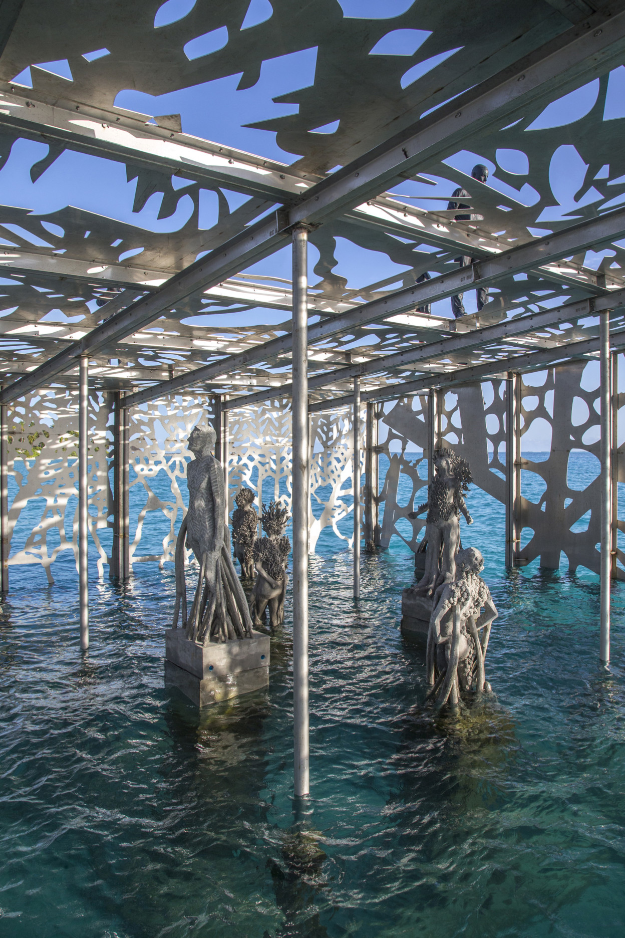 Le-Coralarium-une-installation-sculpturale-semi-immergee-aux-Maldives-5