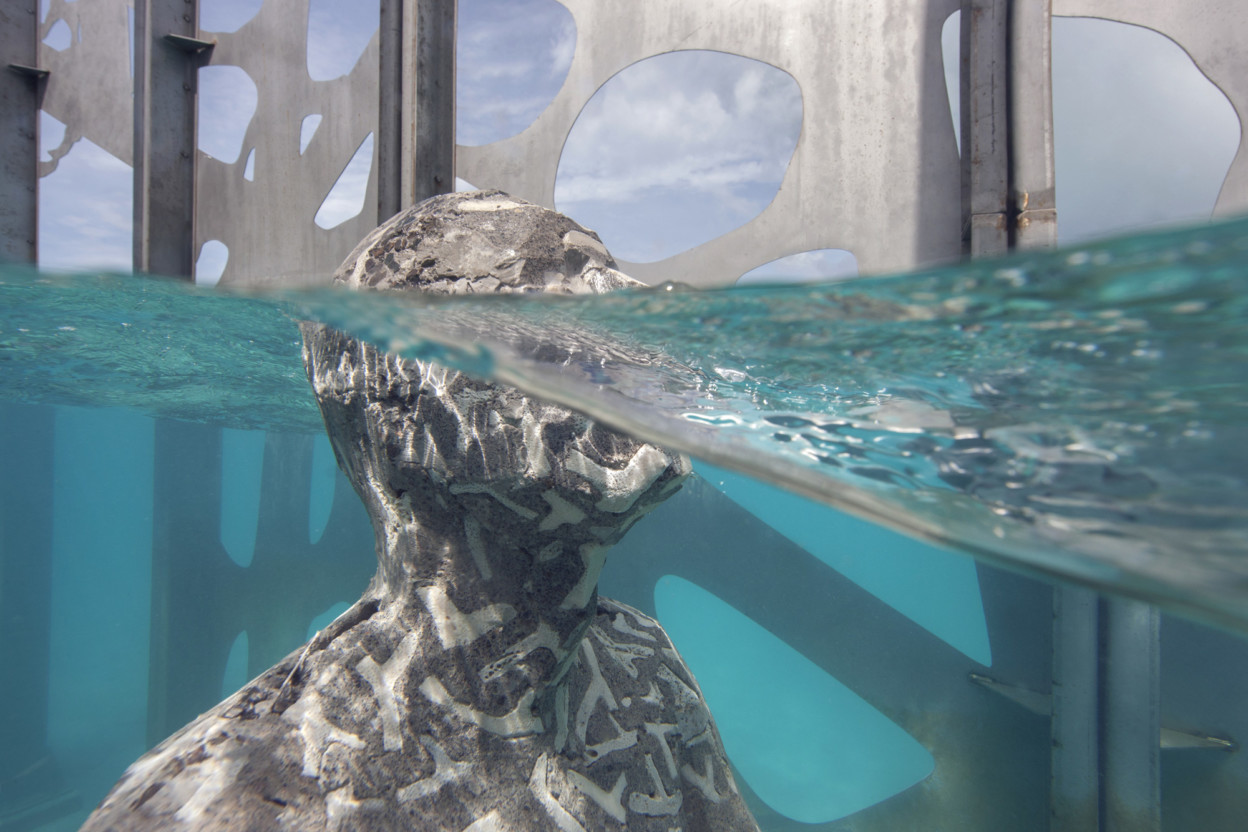 Le-Coralarium-une-installation-sculpturale-semi-immergee-aux-Maldives-6