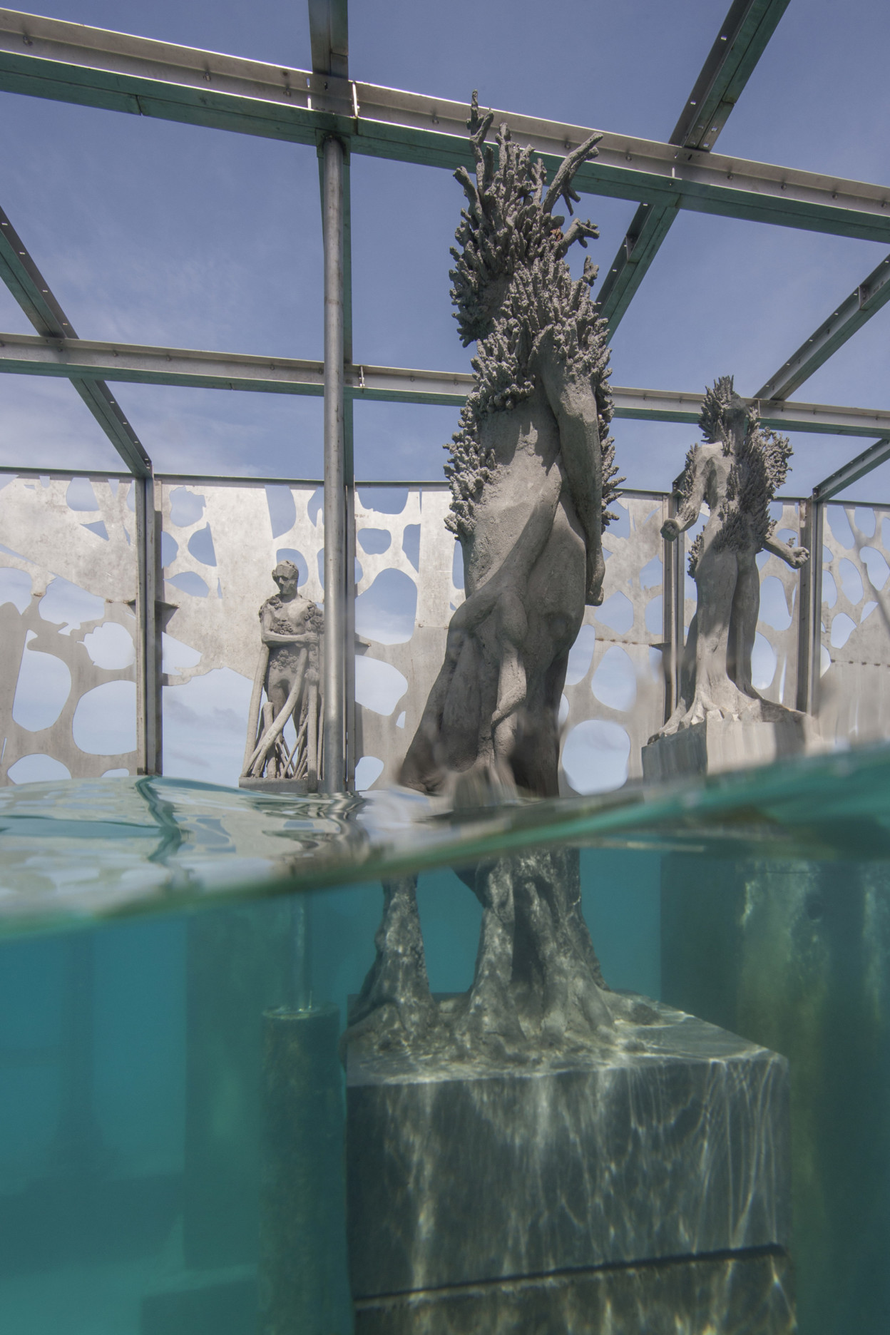 Le-Coralarium-une-installation-sculpturale-semi-immergee-aux-Maldives-7