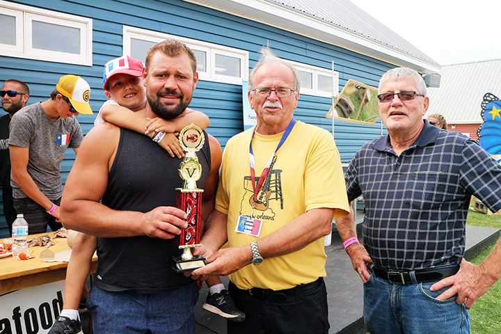 Exposition agricole et le Festival acadien de la région Evangéline : Concours de «manger de homard»