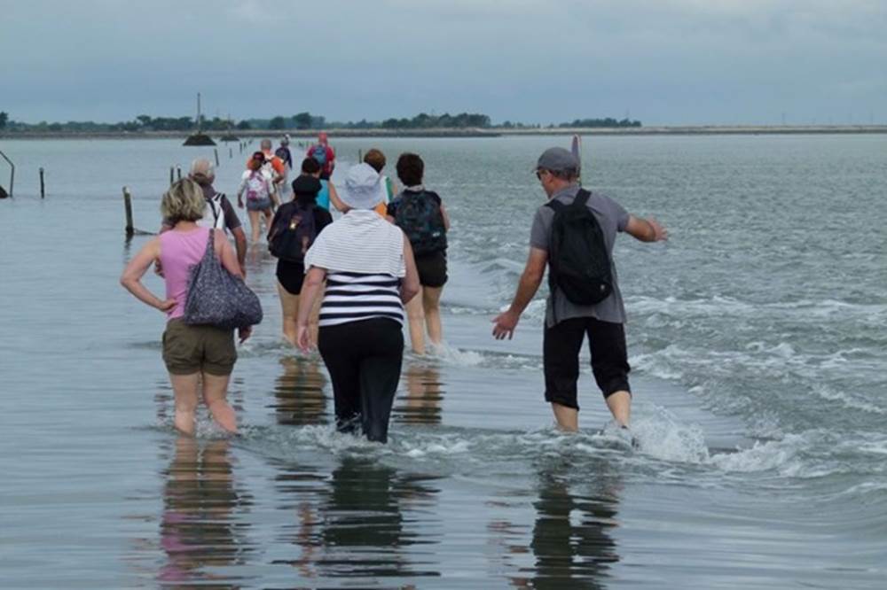 Le-passage-du-Gois-une-etonnante-route-praticable-seulement-a-maree-basse-11