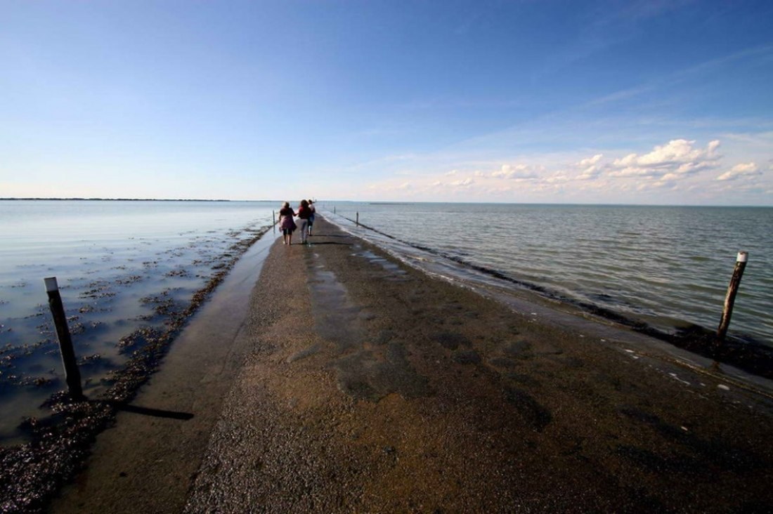 Le-passage-du-Gois-une-etonnante-route-praticable-seulement-a-maree-basse-12