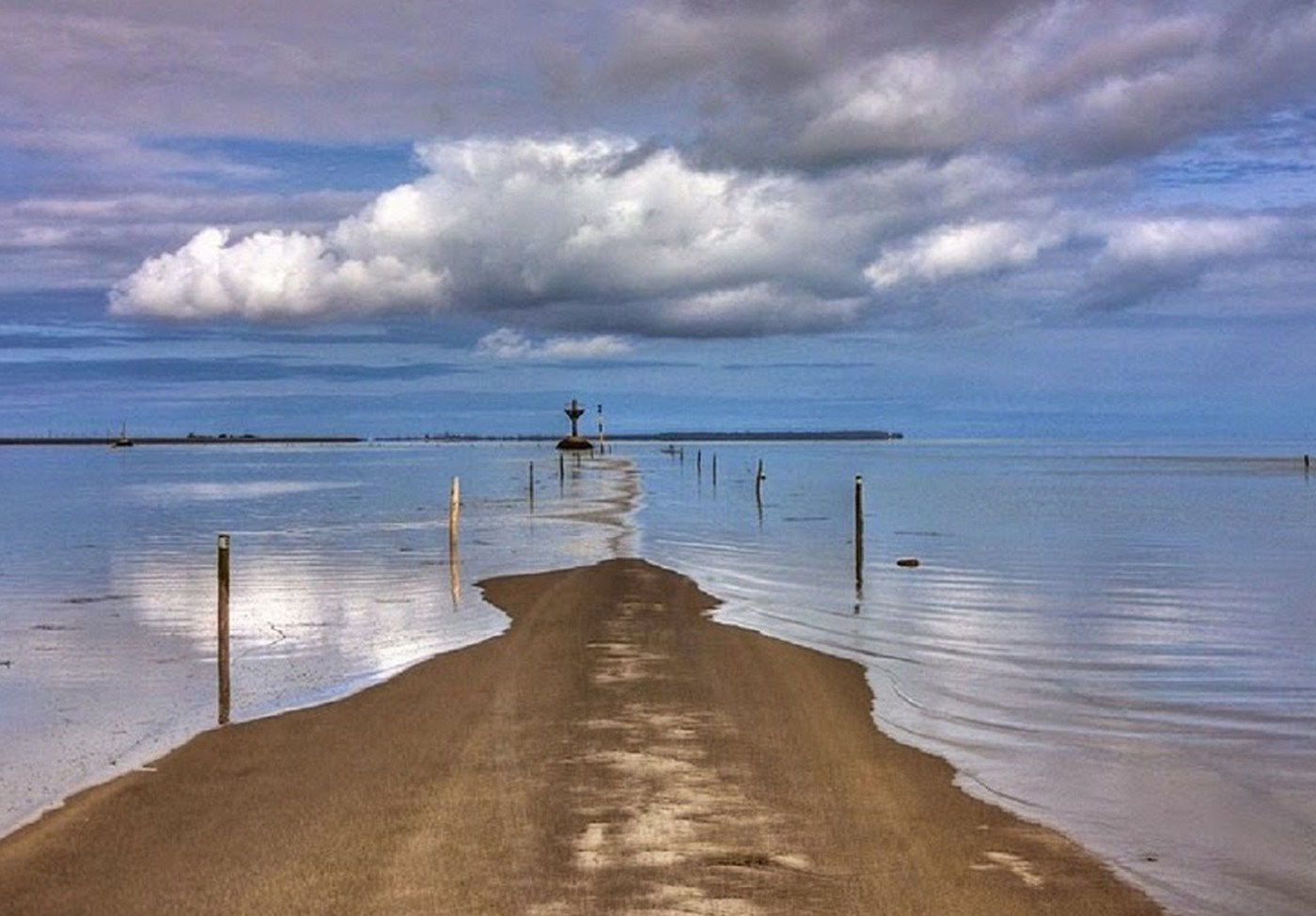 Le-passage-du-Gois-une-etonnante-route-praticable-seulement-a-maree-basse-2