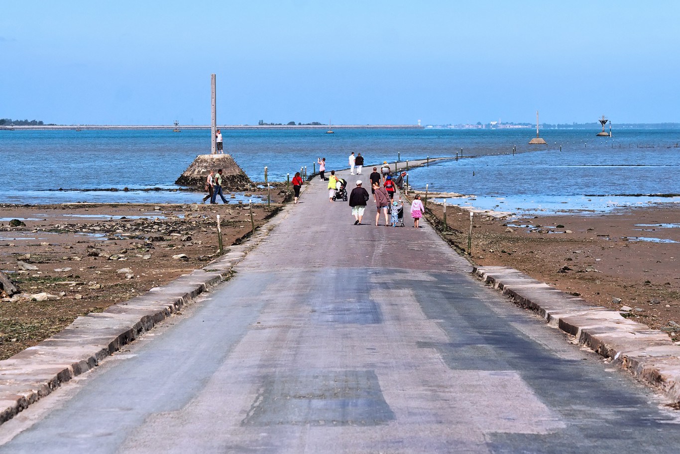 Le-passage-du-Gois-une-etonnante-route-praticable-seulement-a-maree-basse-3