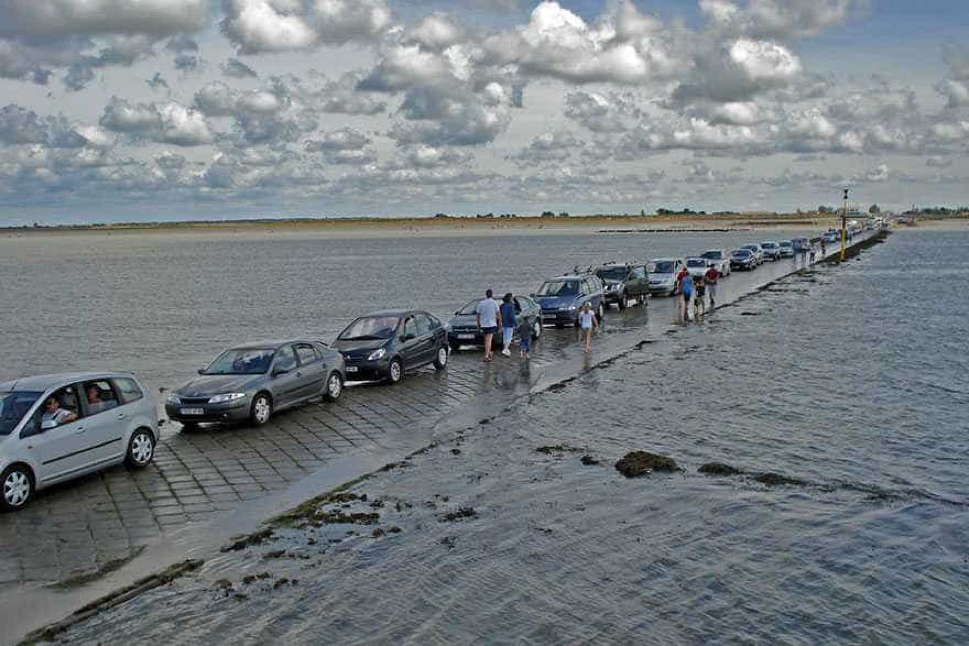 Le-passage-du-Gois-une-etonnante-route-praticable-seulement-a-maree-basse-4