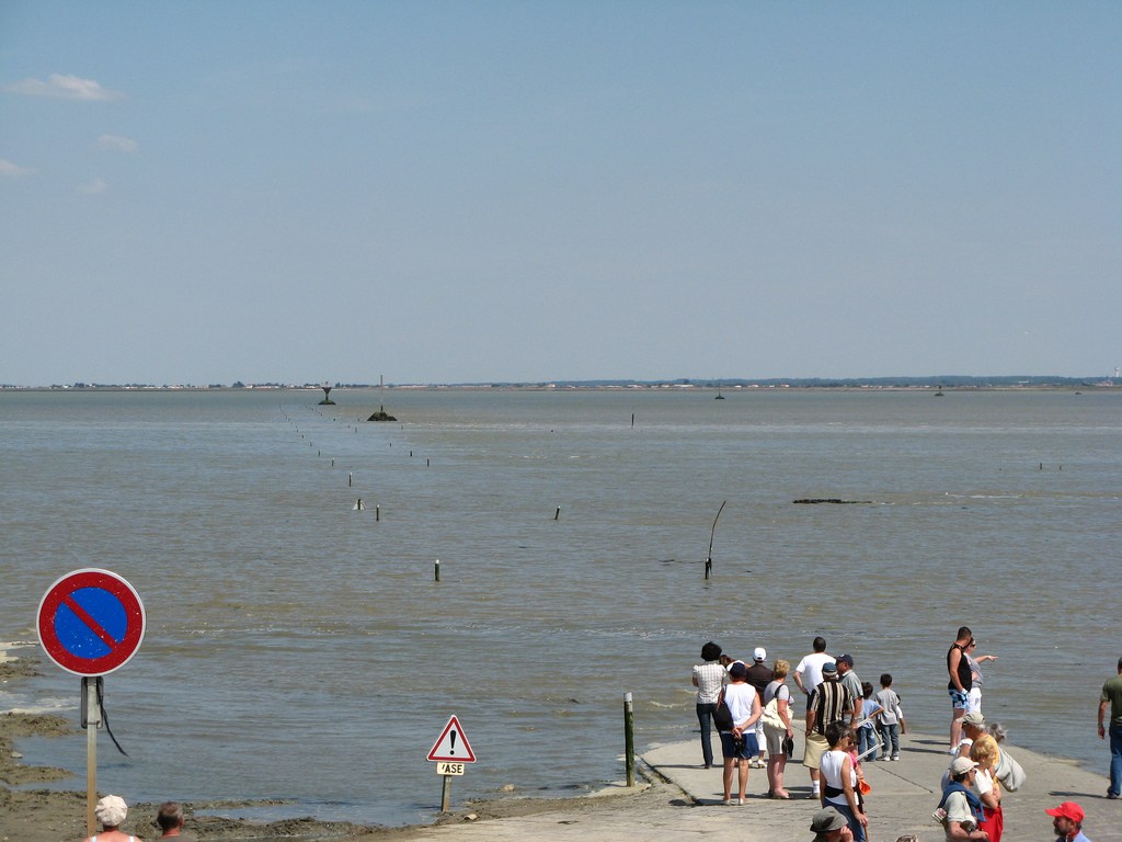 Le-passage-du-Gois-une-etonnante-route-praticable-seulement-a-maree-basse-5