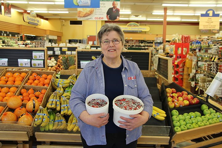 Angèle Arsenault de la Coop Wellington invite les intéressés à participer à la collecte en apportant leurs goupilles au magasin. (Photo : E.M.)