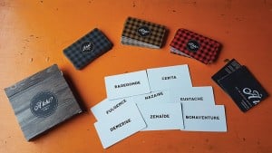 L’un des paquets de cartes du jeu «À tchi?» comporte d’anciens noms à résonance acadienne, qui rappelleront à plusieurs des histoires de leur passé. (Photo : Chad Comeau)