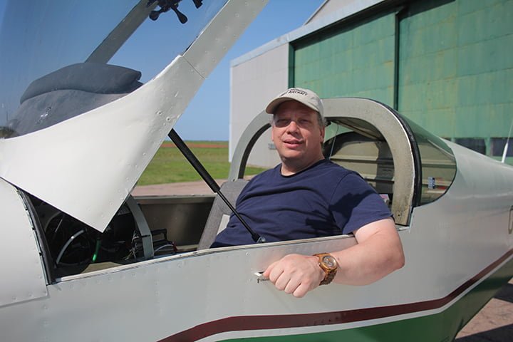 Claude Pitre à bord de l’avion qu’il a construit lui-même. Ce tout petit appareil a permis à M. Pitre de voyager de l’Alberta jusqu’à Summerside.