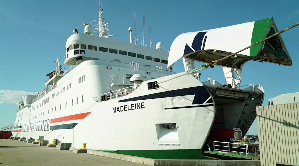 Le Madeleine effectue la traversée entre Souris, à l'Île-du-Prince-Édouard, et Cap-aux-Meules, aux Îles-de-la-Madeleine. PHOTO : RADIO-CANADA / PHILIPPE GRENIER