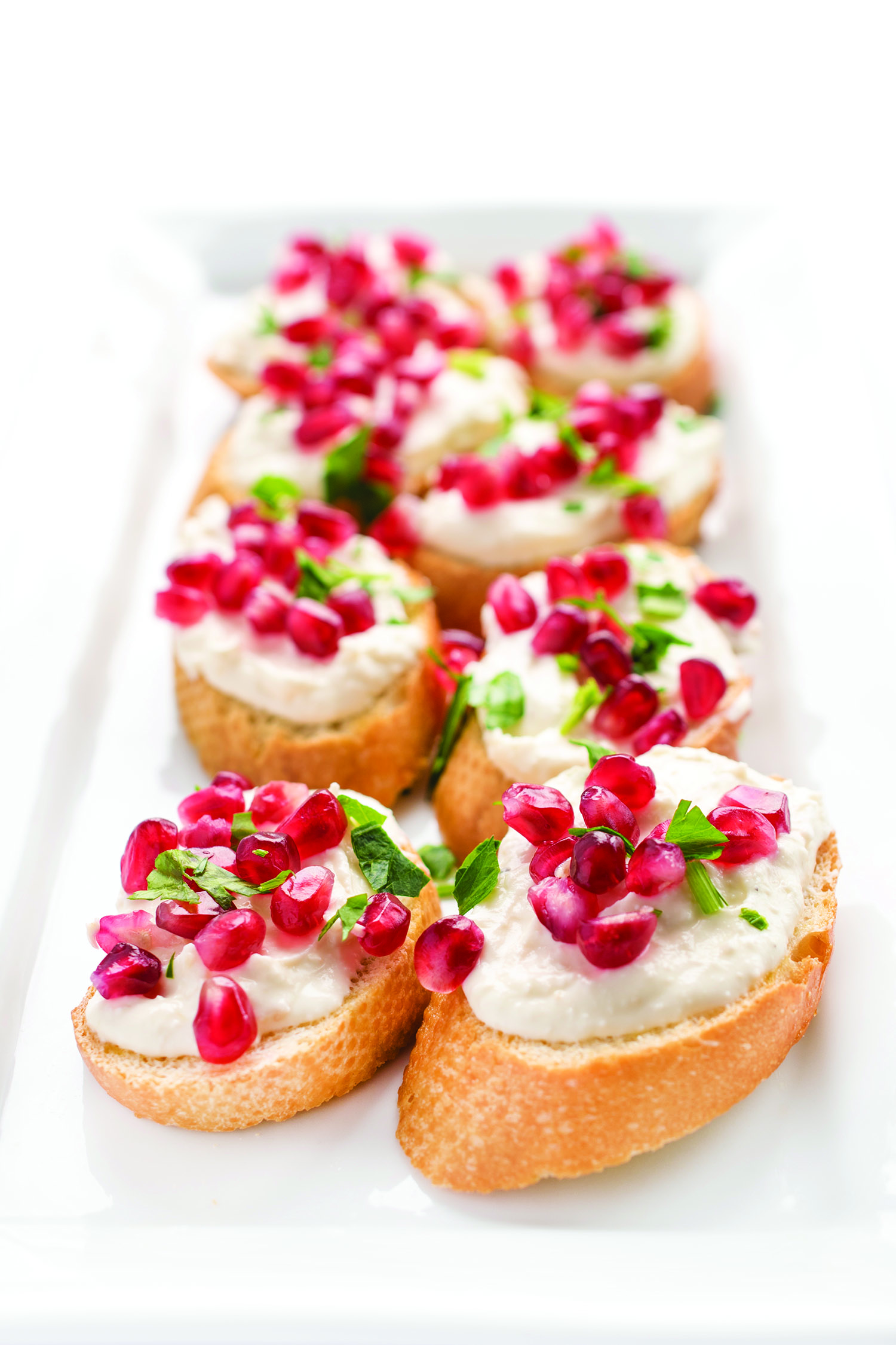 Crostini à la féta fouettée à l’ail rôti