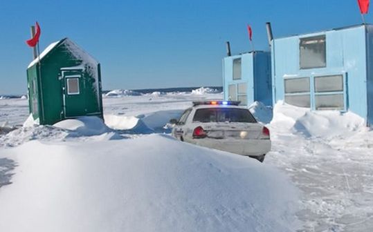 Niaiseries Acadiennes : Cambriolage dans une cabane à éperlan!