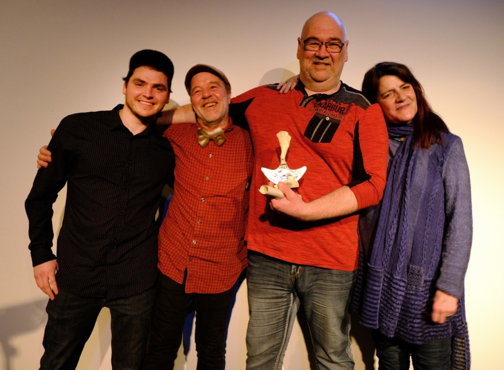 Denis Bénard : De gauche à droite, Jonathan Vigneau, président de l’Association des chasseurs de phoques intra-Québec; Claude Bourque, artiste créateur du cadeau, soit un Ulu; Denis Bénard et sa conjointe et lectrice de l’hommage, Carole Petitpas. © Maude Jomphe