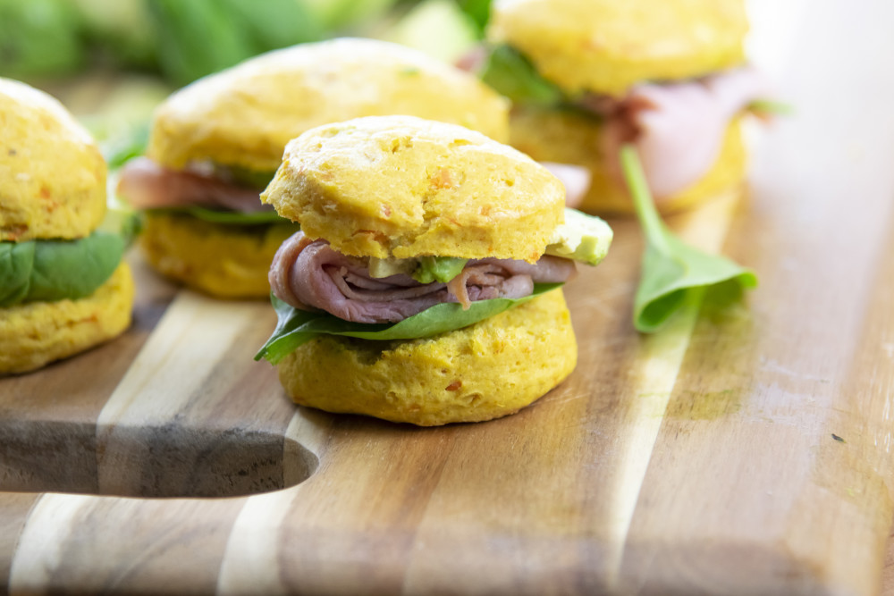 Mini biscuits au jambon et à l’avocat