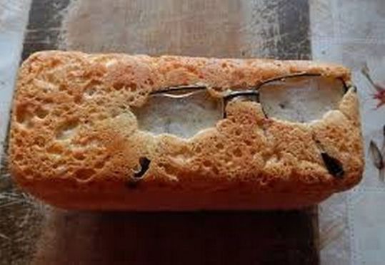 Niaiseries acadiennes : Elle retrouve ses lunettes dans son pain maison