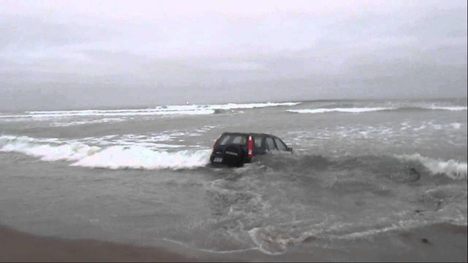 Niaiseries Acadiennes : Il stationne sa voiture sur la plage à marée basse…