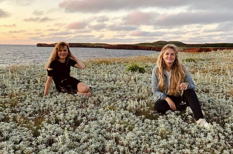 Rosalie Vaillancourt partage une superbe photo avec Julie Snyder aux Îles-de-la-Madeleine