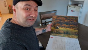 25 novembre 2021-Michel Levesque qui montre fièrement la photo qui s'est retrouvée dans le calendrier du Canadian Geographic- Acadie Nouvelle : Bobby Therrien