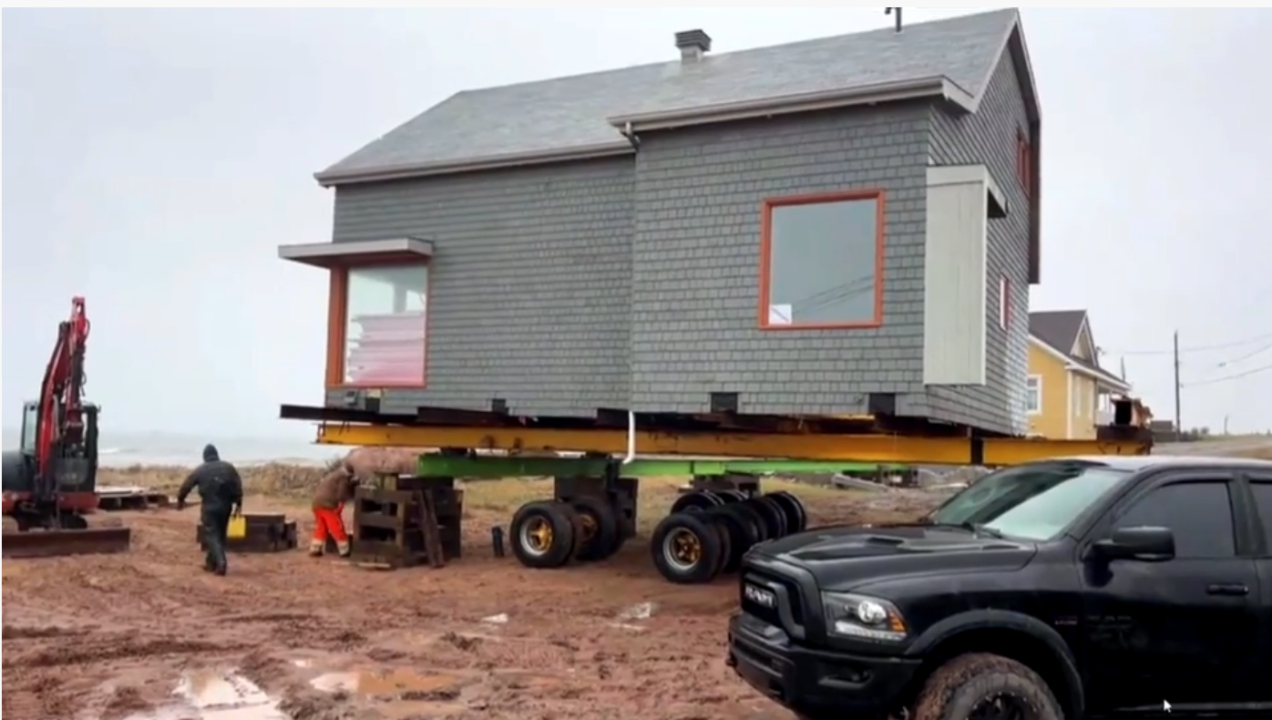 Une maison déménagée après l’ouragan Fiona