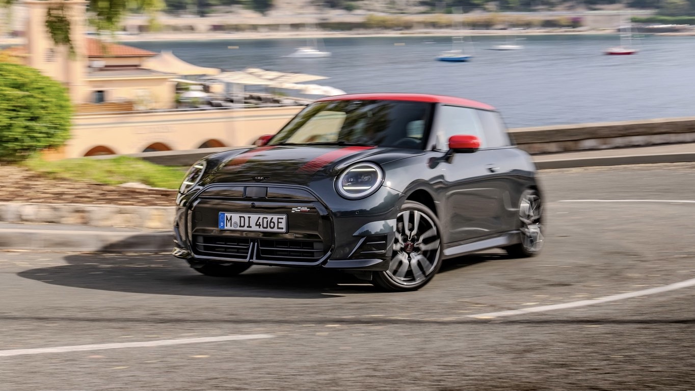 La MINI Cooper SE s’offre un ensemble JCW