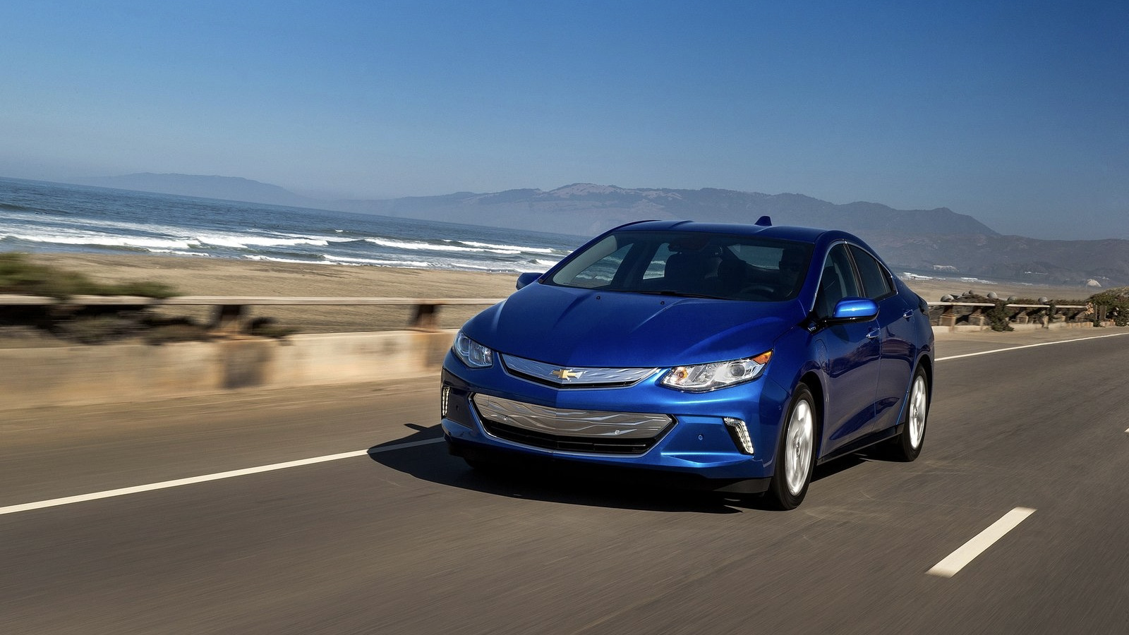 Que choisir entre une Chevrolet Volt 2018 et une Toyota Prius 2014?