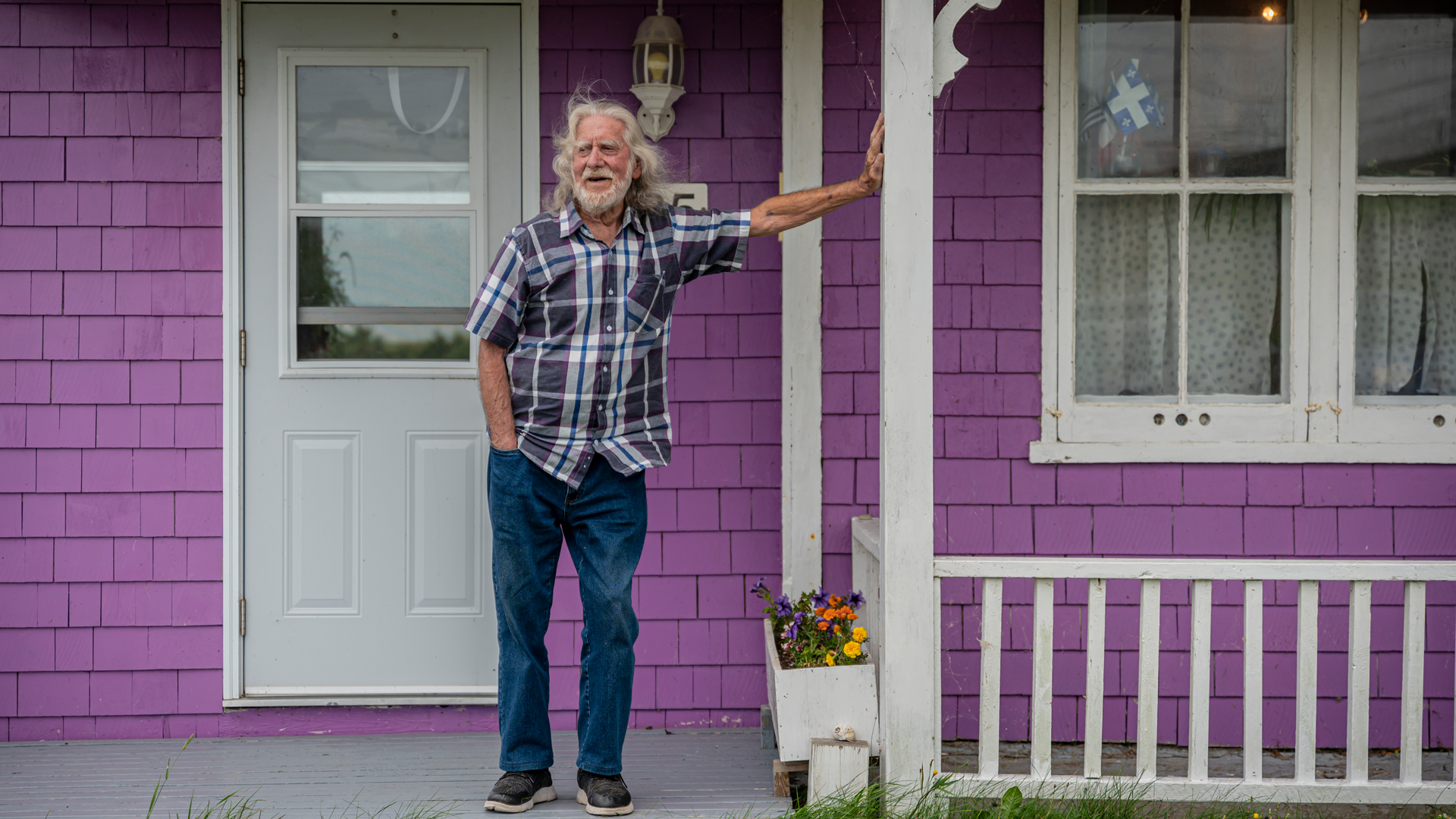 Un p’tit rhum avec le peintre Réal Arsenault, 91 ans